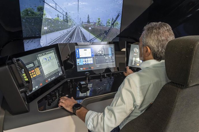 Archivo -  Maquinista de los centros de formación de Renfe