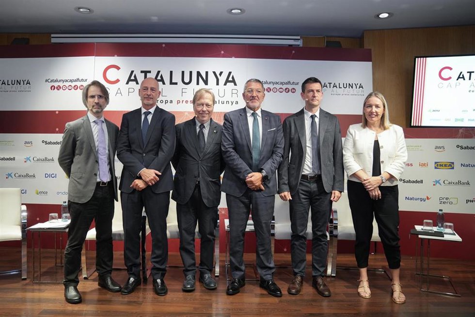(I-D) El delegado de Europa Press en Cataluña, Jordi Fernández; el director Territorial Cataluña de Banco Sabadell, Xavier Comerma; el presidente del Consell General de Cambres de Catalunya y presidente de la Cámara de Barcelona, Josep Santacreu; el con