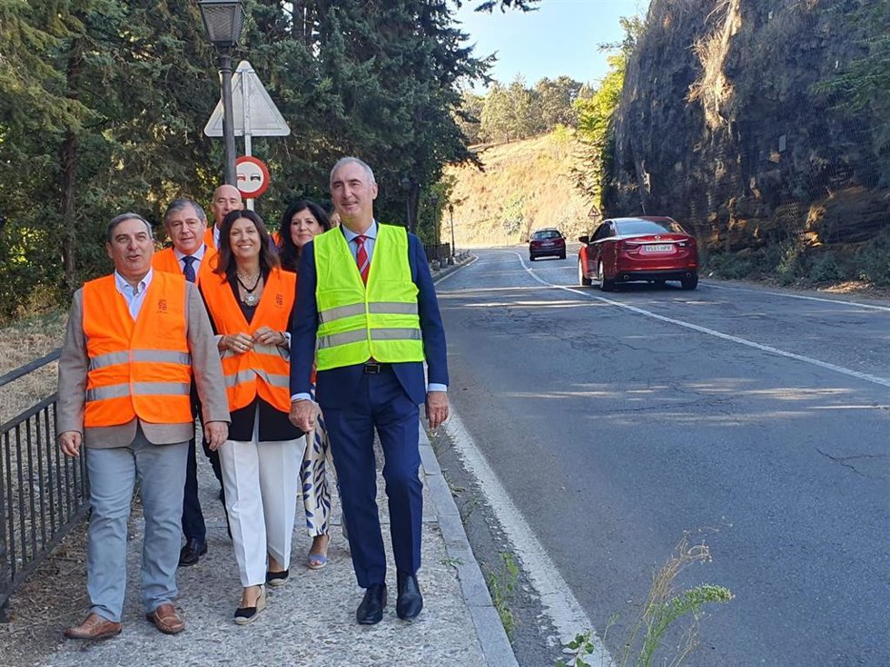 El consejero de Movilidad, Sanz Merino (izda), la delegada territorial, Raquel Alonso, y el alcalde de Segovia, José Mazarías, Durante su visita a la Cuesta de los Hoyos.