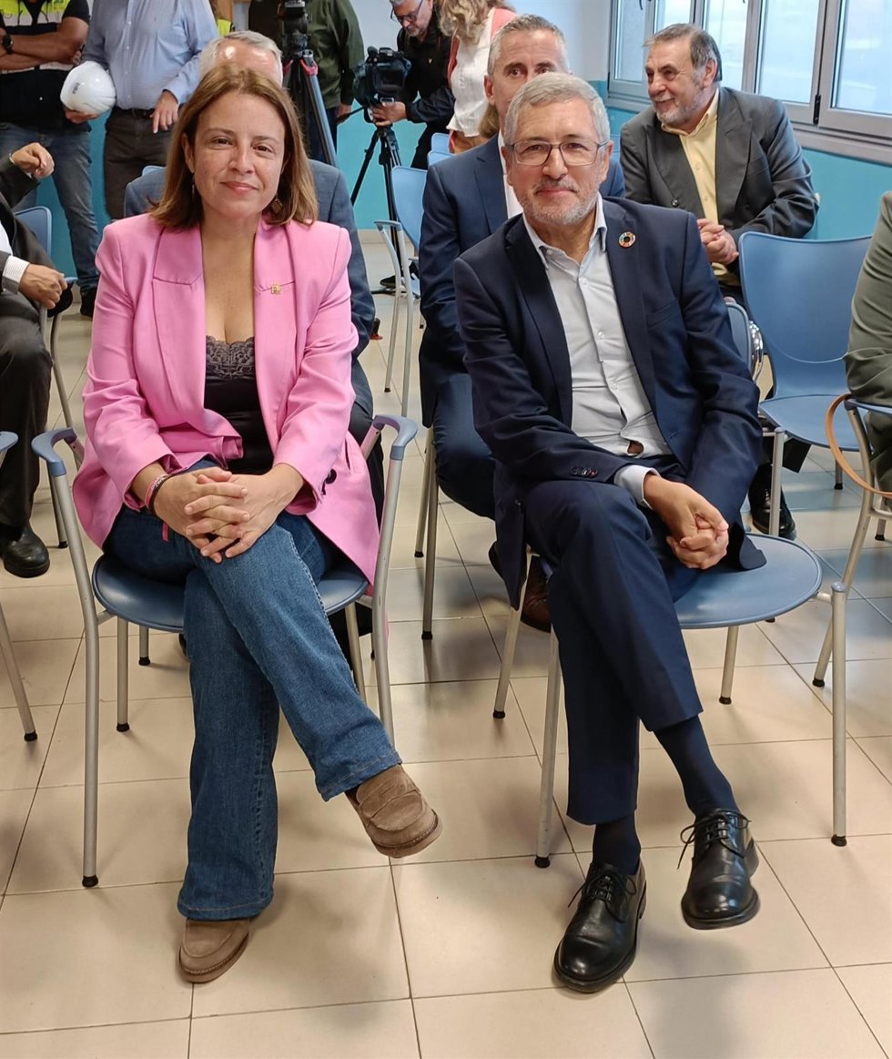 El secretario de Estado de Medio Ambiente, Hugo Morán, y la delegada del Gobierno en Asturias, Adriana Lastra, en la firma del Acta de Entrega de las obras de mejora de la Estación Depuradora de Aguas Residuales (EDAR) de Gijón Oeste. La Reguerona.