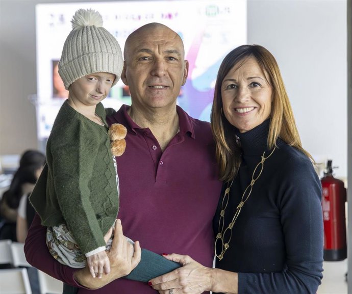 Archivo - La Asociación Progeria Alexandra Peraut dona 10.000 euros al CNIC para apoyar la investigación sobre la enfermedad