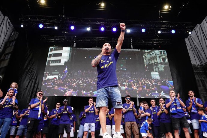 Archivo - El futbolista Santi Cazorla interviene durante la celebración del ascenso a Primera División del Real Oviedo