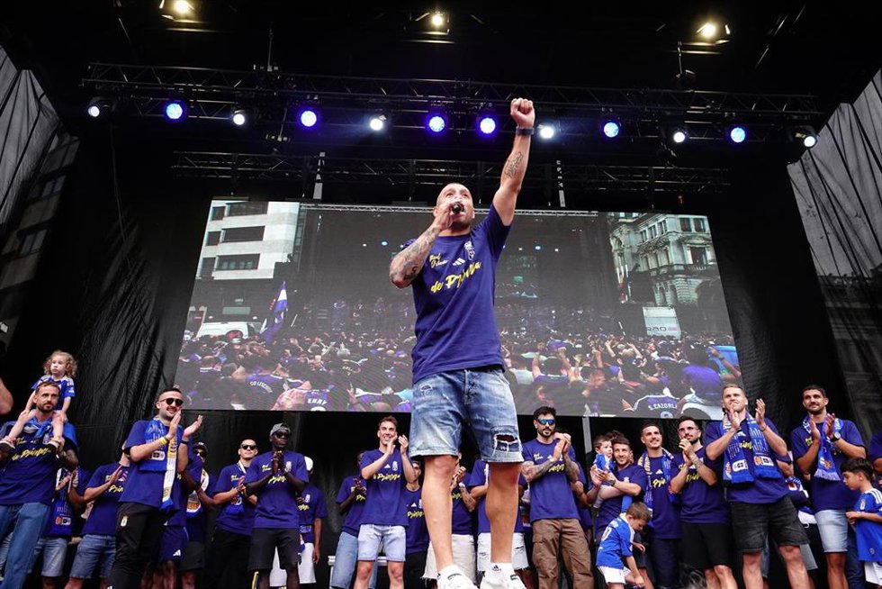 Archivo - El futbolista Santi Cazorla interviene durante la celebración del ascenso a Primera División del Real Oviedo