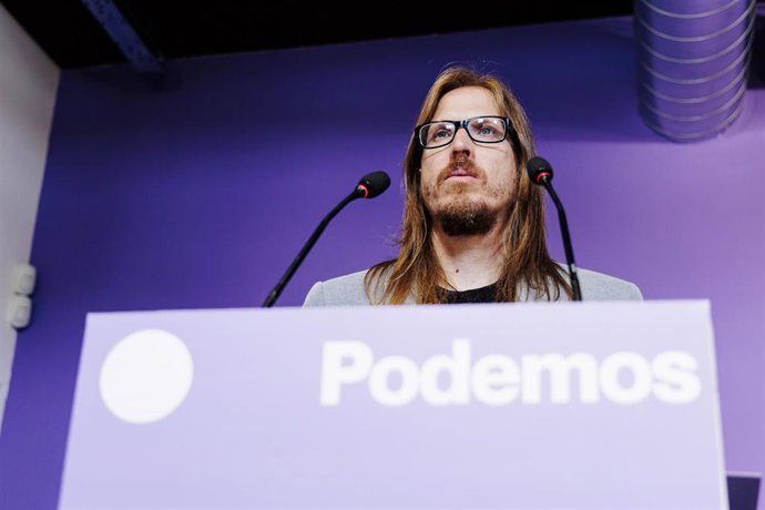 El secretario de Organización y portavoz de Podemos, Pablo Fernández, ofrece una rueda de prensa para analizar las consecuencias de las protestas propalestinas en la última etapa de la Vuelta a España, a 15 de septiembre de 2025, en Madrid (España).