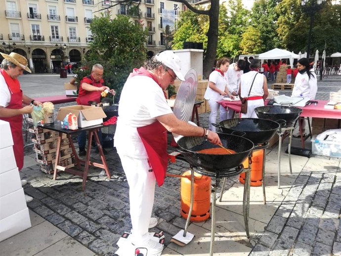 Archivo - Preparando una degustación en la Plaza del Mercado en las fiestas de San Mateo 2024