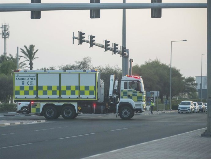 DOHA, 9 de setembro de 2025 -- Uma ambulância é vista perto do local de um ataque aéreo israelense em Doha, Qatar, em 9 de setembro de 2025. Israel lançou um ataque aéreo sem precedentes na capital do Catar, Doha, na terça-feira, tendo como alvo um prédio