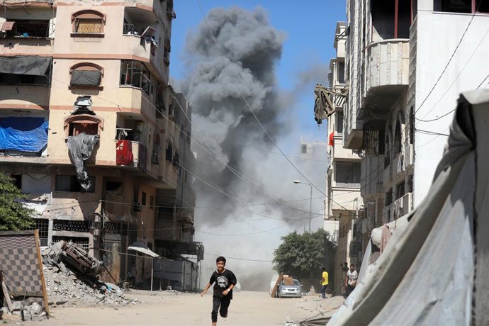 12 de setembro de 2025, Cidade de Gaza, Faixa de Gaza, Território Palestino: A fumaça se espalha após um ataque israelense a um prédio na Cidade de Gaza em 13 de setembro de 2025. Os militares israelenses disseram, em 13 de setembro, que mais de 250.000 p