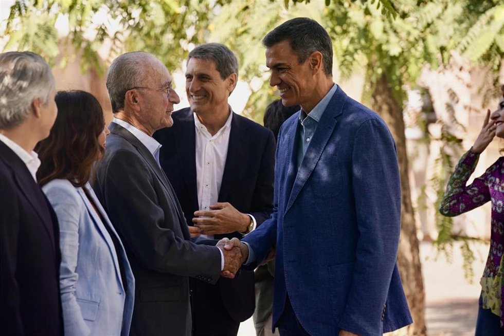 El presidente del Gobierno, Pedro Sánchez y el alcalde de Málaga, Francisco de la Torre, durante la visita a una promoción de viviendas de alquiler asequible en el distrito de Campanillas en Málaga este pasado domingo.