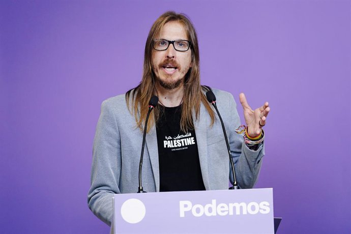 El secretario de Organización y portavoz de Podemos, Pablo Fernández, ofrece una rueda de prensa para analizar las consecuencias de las protestas propalestinas en la última etapa de la Vuelta a España, a 15 de septiembre de 2025, en Madrid (España).