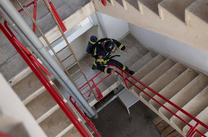 Archivo - Un bombero de Madrid durante el último entrenamiento antes de viajar a Alabama para participar en los Juegos Mundiales de Policías y Bomberos, en el parque de bomberos 8º, a 20 de junio de 2025, en Madrid (España). 16 bomberos del Ayuntamiento d