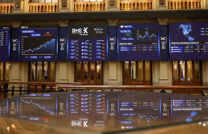 Archivo - Estado de la bolsa de Madrid, a 28 de julio de 2025, en Madrid (España). El Ibex 35 cotizaba en los 14.370 puntos en la media sesión de este lunes, en línea con el incremento del 1% registrado en la apertura, en un contexto marcado por el acuerd