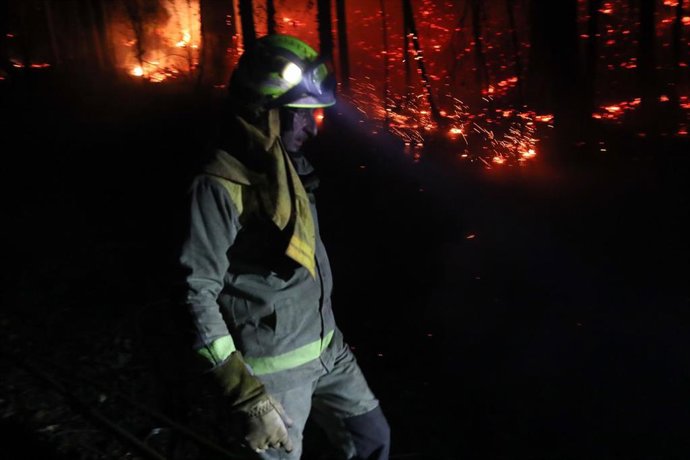 Un bomberos en las labores de extinción de un incendio en Barreiros, a 14 de septiembre de 2024, en Barreiros, Lugo, Galicia (España). Cinco brigadistas han resultado heridos cuando participaban en las labores de extinción del incendio que permanece activ