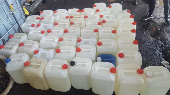 Archivo - Garrafas de gasolina intervenidas por la Guardia Civil en una imagen de archivo. 