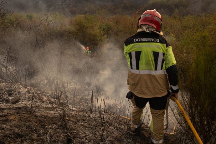Un bombero trabaja en las tareas para la extinción del incendio, a 24 de agosto de 2025, en Molinaseca, León, Castilla y León (España). 
