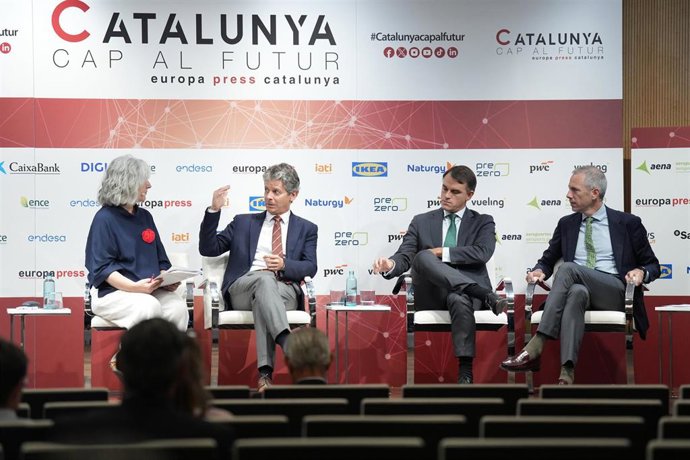(I-D) La redactora jefa de Europa Press Cataluña, María Jesús Cañizares; el director de Endesa en Catalunya, Enric Brazís; el director general de Celulosa de Ence, Jordi Aguiló; el director de Negocio Industrial de PreZero España, Pablo Caballero y el dir