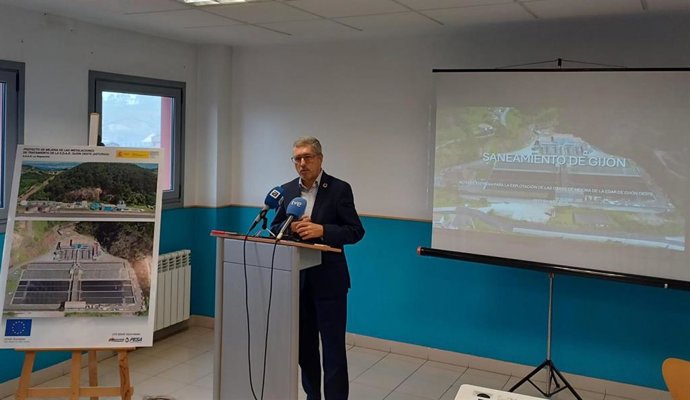 El secretario de Estado de Medio Ambiente, Hugo Morán, durante la firma del acta de entrega de las obras de mejora de la Estación Depuradora de Aguas Residuales (EDAR) de Gijón Oeste (La Reguerona), en Aboño.