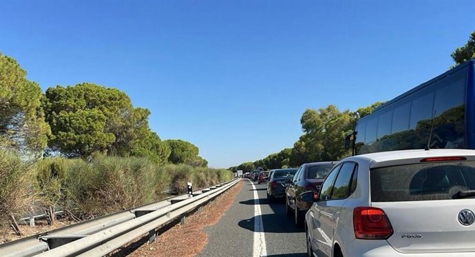 Retenciones en la autopista AP-4 Sevilla-Cádiz por un incendio en una cuneta de El Cuervo.
