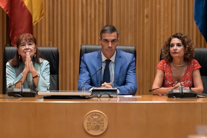 El presidente del Gobierno, Pedro Sánchez, acompañado por la vicepresidenta del Gobierno y ministra de Hacienda, María Jesús Montero y por la presidenta del PSOE, Cristina Narbona, preside  la reunión interparlamentaria del Grupo Socialista (Congreso, Sen