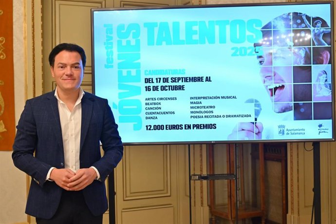 El concejal presentan el Festival de Jóvenes Talentos.