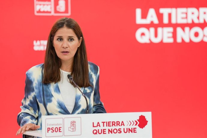La portavoz del PSOE de Extremadura, Isabel Gil Rosiña, en rueda de prensa