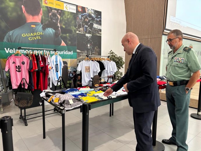 El delegado del Gobierno, Carlos Prieto, y el general jefe de la Guardia Civil en Catalunya, Pedro Antonio Pizarro, ante el material falsificado incautado