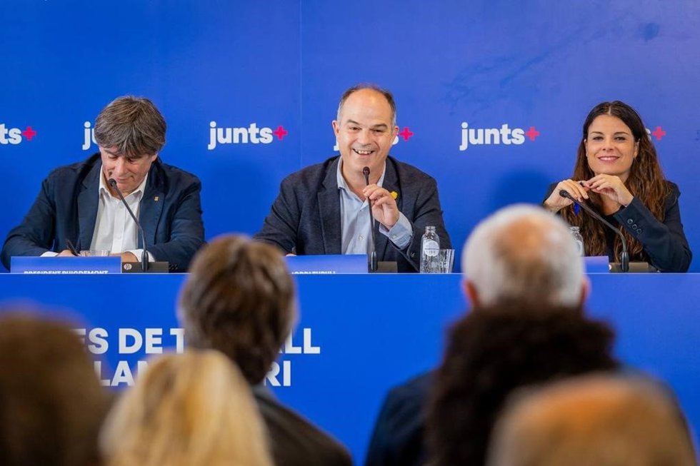 El expte. De la Generalitat y líder de Junts, Carles Puigdemont, con el secretario gral. Jordi Turull y la portavoz de Junts en el Parlament, Mnica Sales, en Bruselas