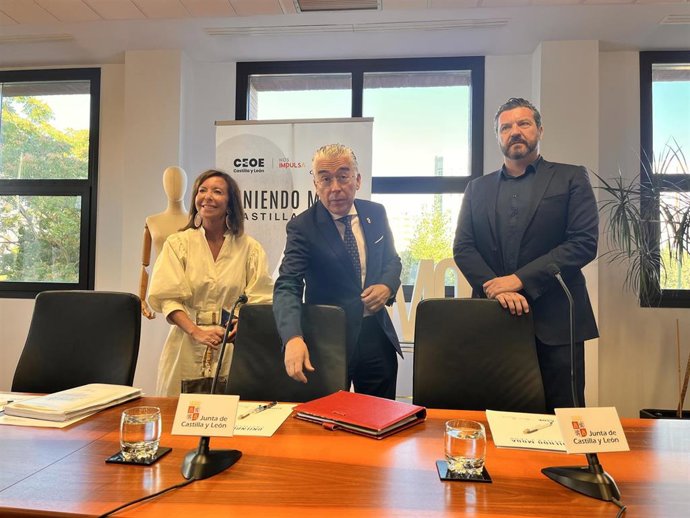 La directora general de Comercio y Consumo, María Petit, el delegado territorial de la Junta en Burgos, Roberto Saiz; y el secretario de CEOE, David Esteban.