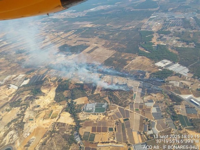 Imagen aérea de uno de los incendios declarados en Bonares (Huelva).