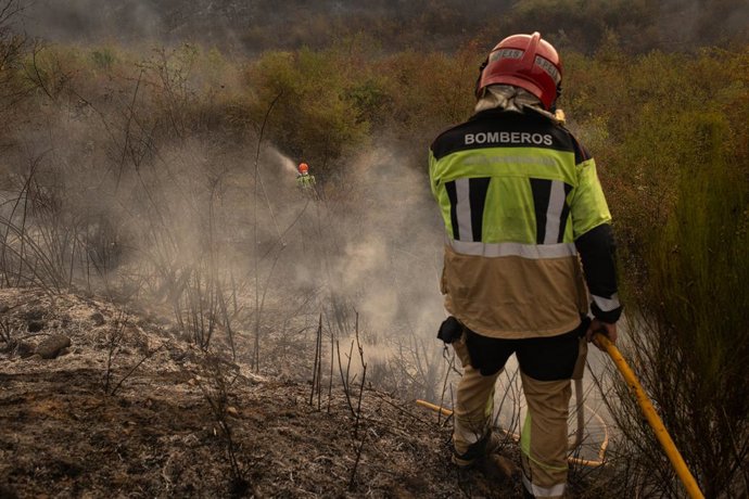 Un bombero trabaja en las tareas para la extinción del incendio, a 24 de agosto de 2025, en Molinaseca, León, Castilla y León (España). El avance de los incendios forestales de Índice de Gravedad Potencial (IGR) 2 que se han declarado este domingo, 24 de 
