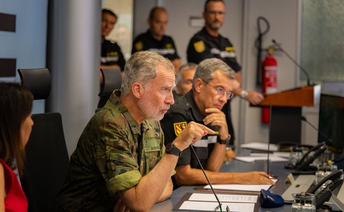 El Rey Felipe VI (i), durante su visita al Cuartel General de la UME, a 17 de agosto de 2025, en Torrejón de Ardoz, Madrid (España). El Rey ha visitado el Cuartel General de la Unidad Militar de Emergencia (UME) para recibir la última información sobre el