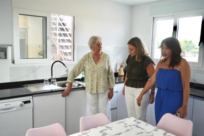 La consejera de Política Social, Familias e Igualdad, Conchita Ruiz, durante su visita a una casa de acogida para víctimas de violencia de género