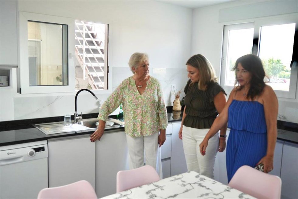 La consejera de Política Social, Familias e Igualdad, Conchita Ruiz, durante su visita a una casa de acogida para víctimas de violencia de género