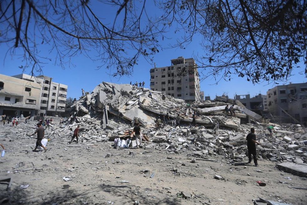 Restos de una torre residencial bombardeada por el Ejército de Israel en la ciudad de Gaza, situada en el norte de la Franja de Gaza (archivo)
