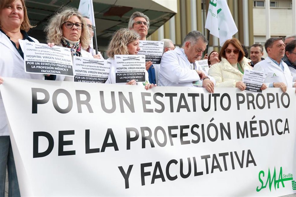 Archivo - Un grupo de médicos se concentra ante el Hospital Macarena de Sevilla contra la propuesta de Estatuto Marco del Ministerio de Sanidad. A 05 de marzo de 2025, en Sevilla (Andalucía, España).