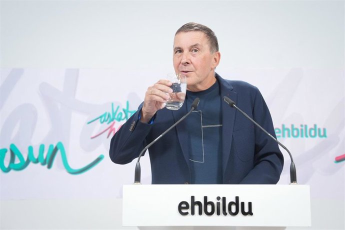 El secretario general de EH Bildu, Arnaldo Otegi, durante una rueda de prensa, en la sede del partido, a 29 de agosto de 2025, en San Sebastián, Guipúzcoa, País Vasco (España). 