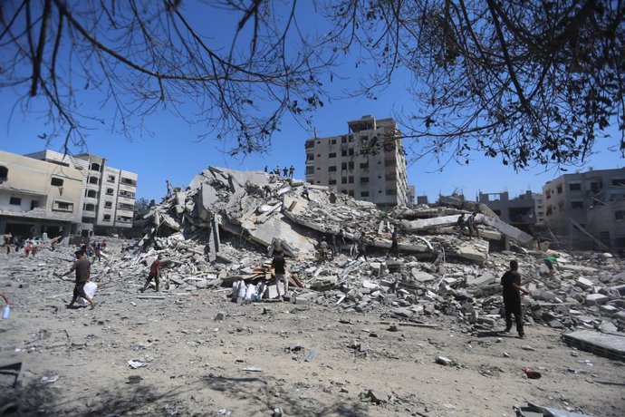 14 de setembro de 2025, Cidade de Gaza, Faixa de Gaza, Território Palestino: Palestinos verificam os destroços da torre Al Kawthar após um ataque aéreo israelense a oeste da Cidade de Gaza, Faixa de Gaza, em 14 de setembro de 2025