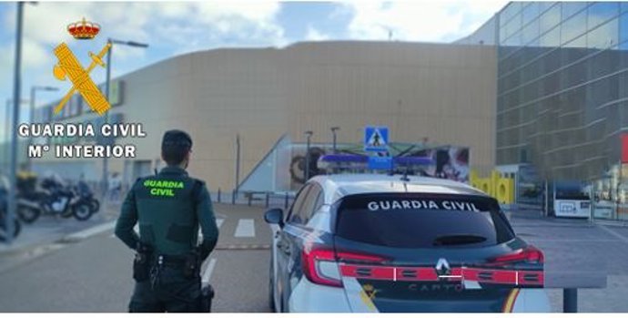 Agentes de la Guardia Civil en el centro comercial de Arroyo (Valladolid).