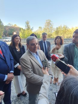 Sanz Merino atiende a los medios en Segovia,.