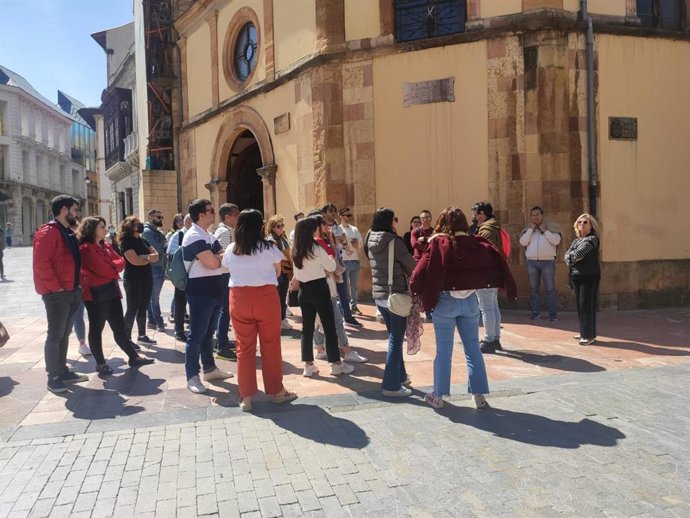 Archivo - Un grupo de turistas durante una visita guiada en el Oviedo Antiguo