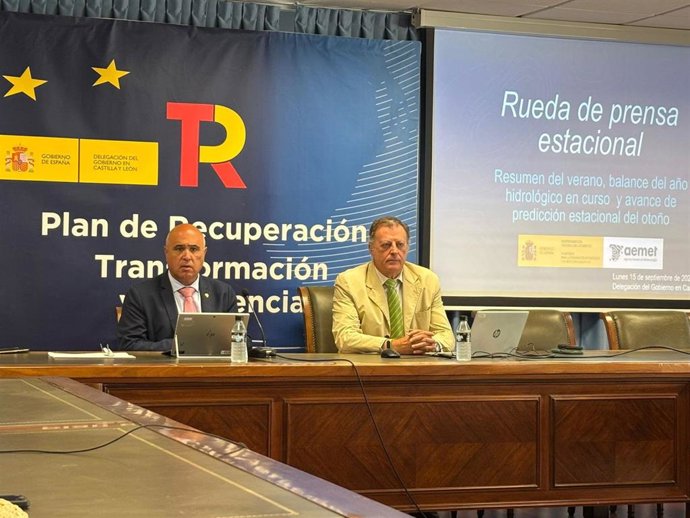 El subdelegado del Gobierno, Jacinto Canales, y el delegado territorial de la Aemet en la Comunidad, Manuel Mora.