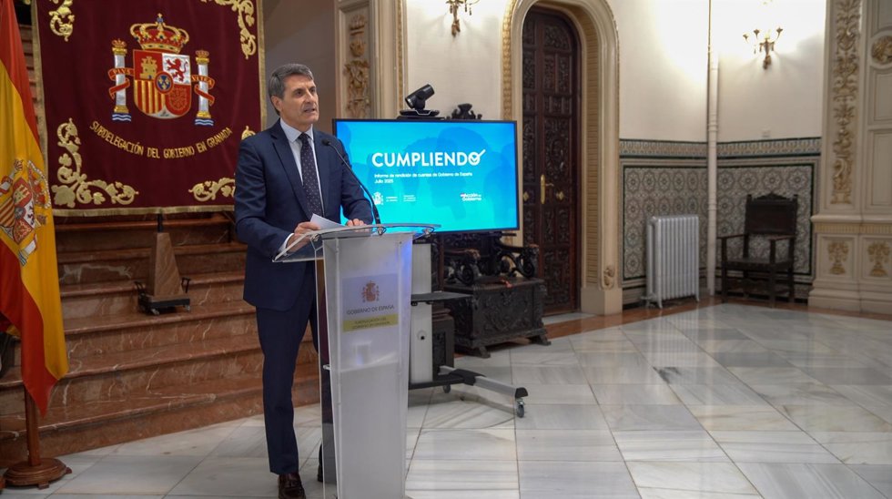 Archivo - El delegado del Gobierno en Andalucía, Pedro Fernández, en rueda de prensa en Granada. (Foto de archivo).