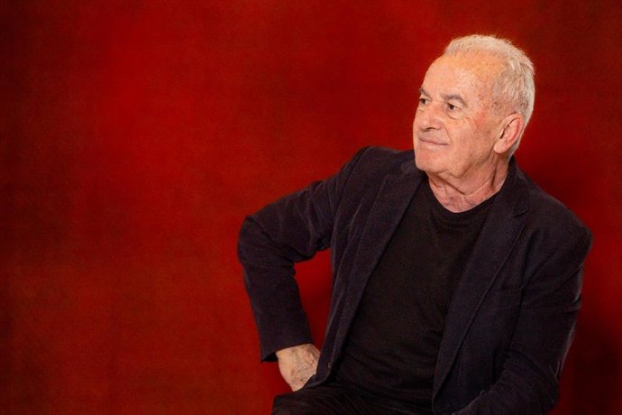 Archivo - El cantautor y productor musical Víctor Manuel posa para Europa Press, a 15 de noviembre de 2024, en Madrid (España). Víctor Manuel es un cantautor, productor musical, productor de cine y director cinematográfico español, considerado uno de los 