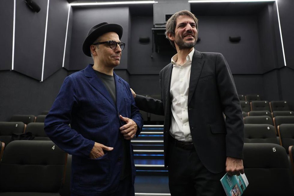 Archivo - (I-D) El director y cineasta español, Pablo Berger, y el ministro de Cultura, Ernest Urtasun, durante la presentación de la primera prueba piloto del programa 'Cine Escuela', en Cine Embajadores, a 25 de noviembre de 2024, en Madrid (España). 