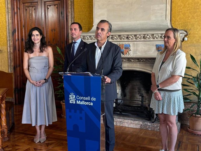 El conseller de Educación, Antoni Vera, tras la fdirma del acuerdo en el Consell de Mallorca