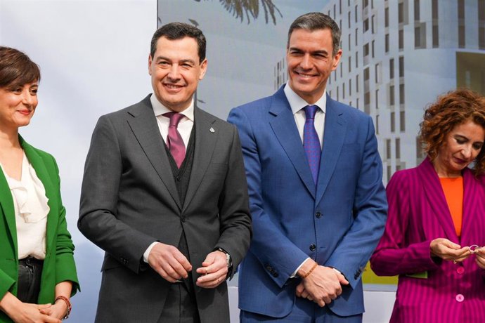Archivo - El presidente de la Junta de Andalucía, Juanma Moreno, y el presidente del Gobierno, Pedro Sánchez, en una imagen de archivo durante un acto de entrega de llaves de viviendas de alquiler asequible en marzo en Sevilla.