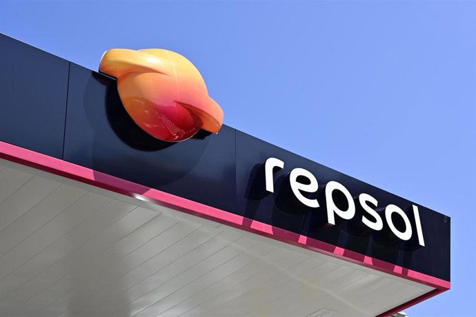 Archivo - Nuevo logo en la Estación de servicio de Repsol