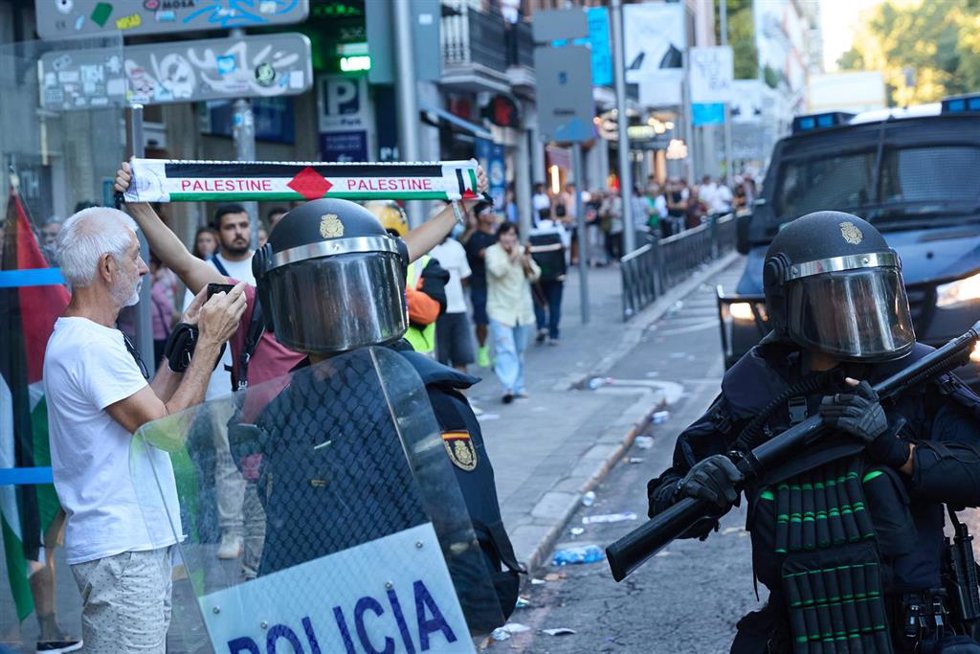 Cargas policiales a varias personas que protestan a favor de Palestina en Atocha, el día de la etapa 21 de la Vuelta Ciclista a España.