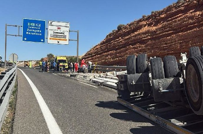 Camión cargado de vigas.