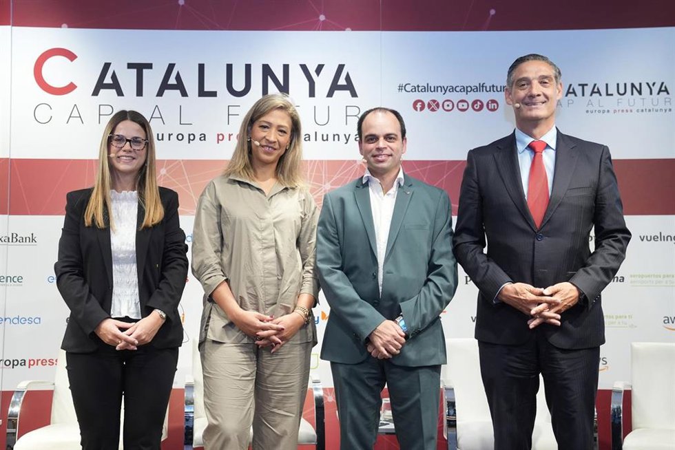 (I-D) La redactora jefa de Europa Press de Catalunya, Anna López; la Head of Regulation, Institutional Relations & External Comms de Digi, Mónica Barrera; el secretario de Telecomunicaciones y Transformación Digital del Gobierno de la Generalidad de Cat