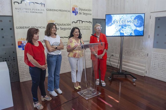 La Diputada De Asistencia A Municipios, Pilar Martín, En El Atril, Con Ténicas Del Área De Servicios Sociales De La Diputación.